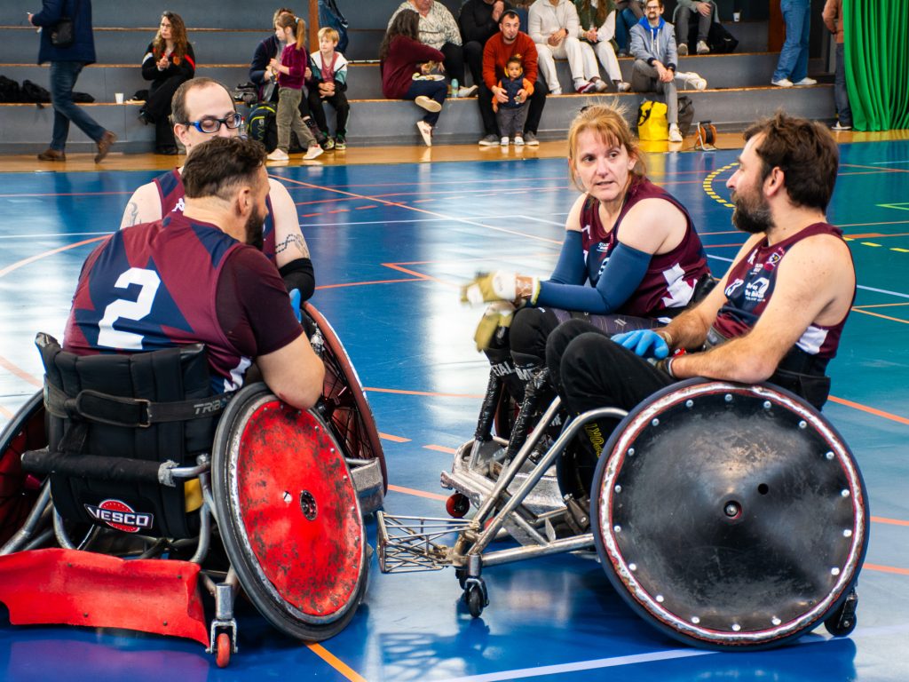 joueurs et joueuse équipe rugby fauteuil
